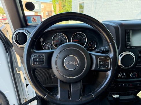 Used 2016 Jeep Wrangler Unlimited Sahara w/ Connectivity Group AWD/4WD image 14
