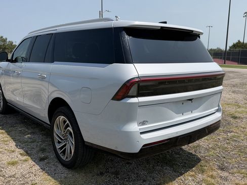 Used 2025 Lincoln Navigator L Reserve AWD/4WD image 12