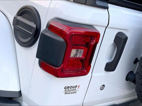 Used 2018 Jeep Wrangler Unlimited Sahara w/ Safety Group image 27