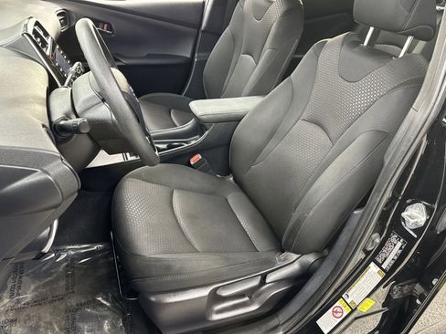 Used 2022 Toyota Prius LE image 4