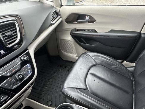 Used 2017 Chrysler Pacifica Touring-L image 24