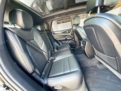 Used 2019 Porsche Cayenne image 32