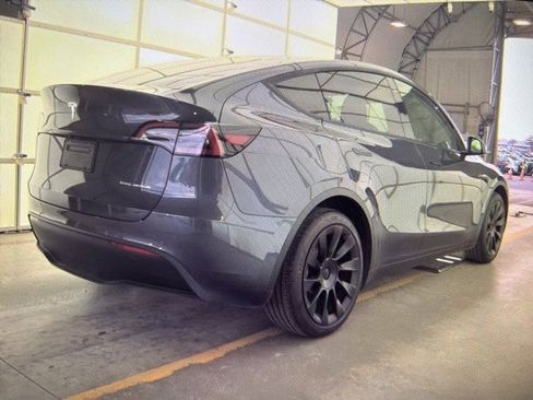 Used 2022 Tesla Model Y Long Range image 4