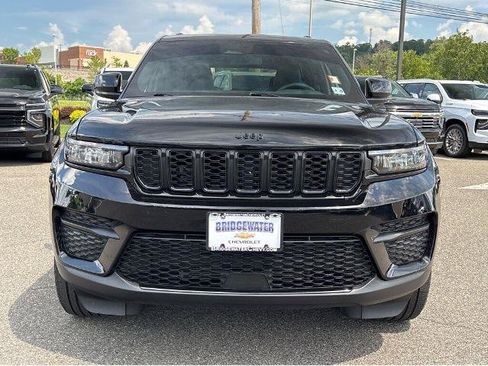 Used 2024 Jeep Grand Cherokee Altitude AWD/4WD image 4