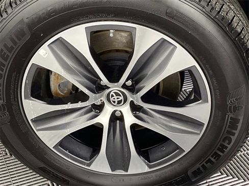 Used 2024 Toyota Highlander XLE image 31