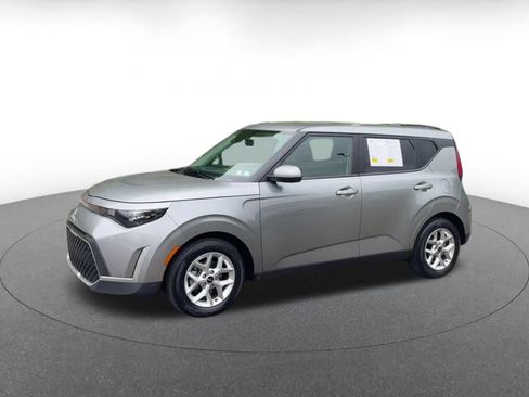 Used 2025 Kia Soul LX w/ LX Technology Package FWD image 8