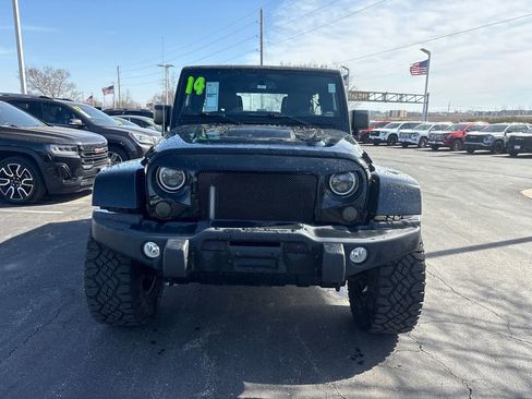 Used 2013 Jeep Wrangler Unlimited Sahara image 2