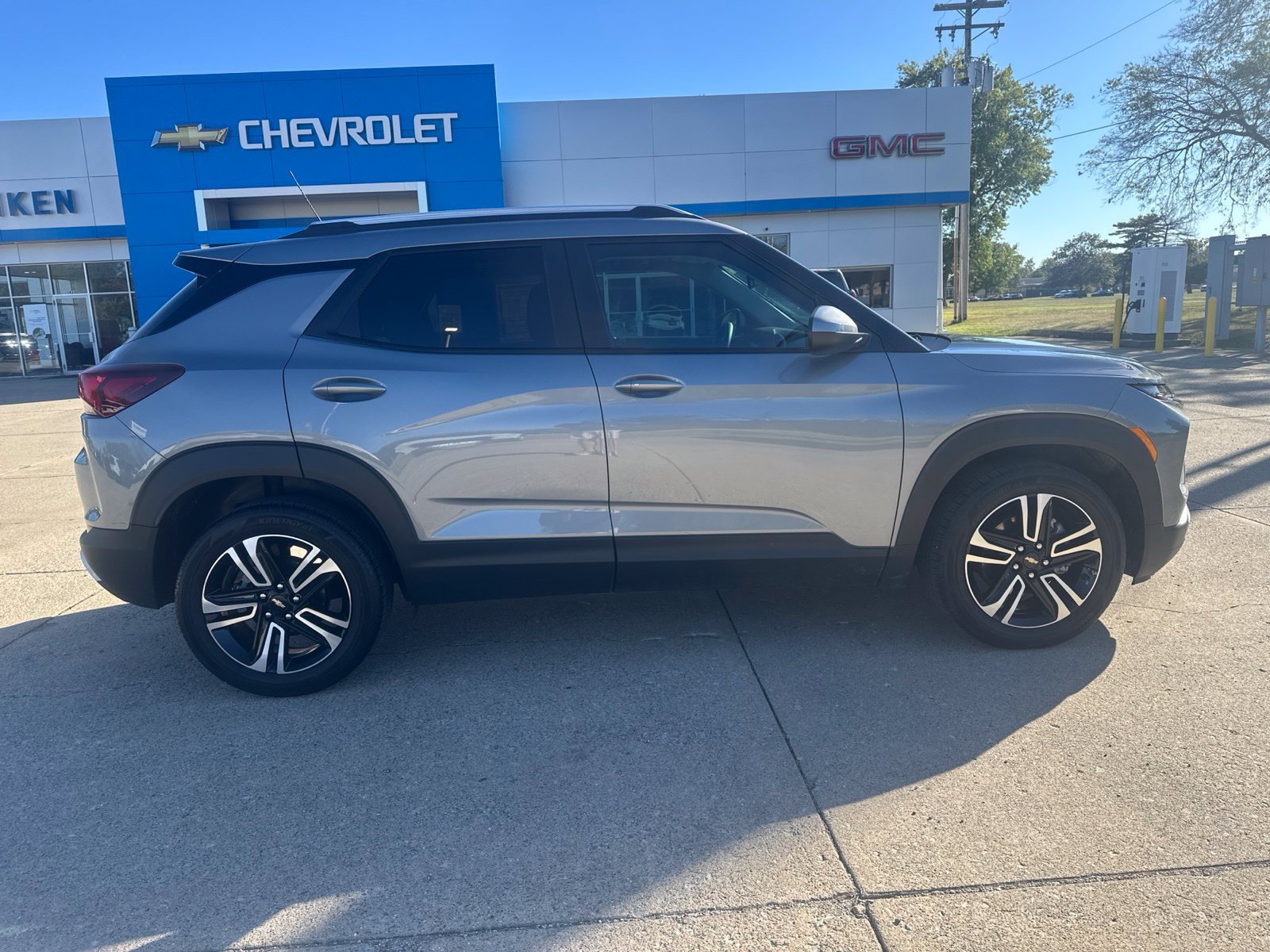 Used 2024 Chevrolet TrailBlazer LT FWD image 2