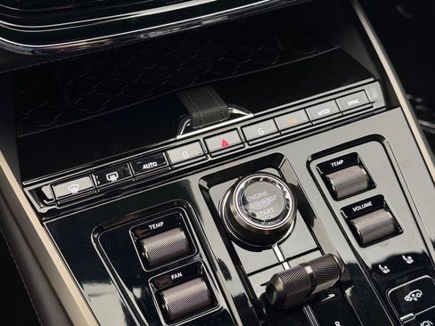 Used 2025 Aston Martin DBX 707 image 24