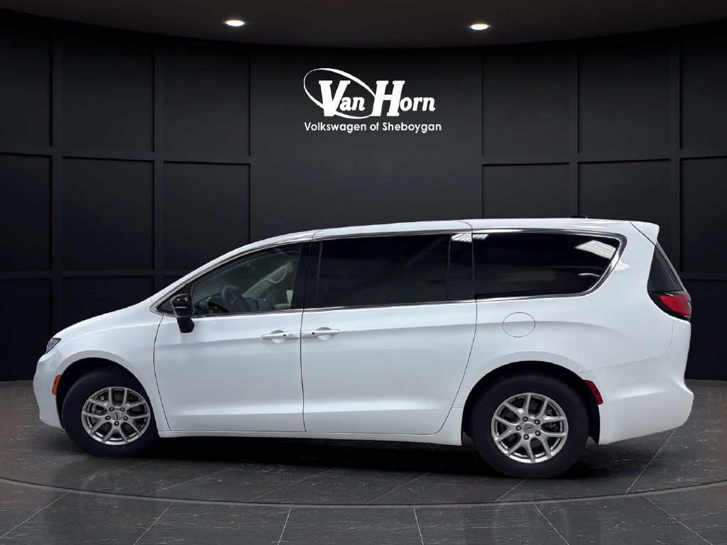Used 2024 Chrysler Pacifica Touring-L FWD image 4