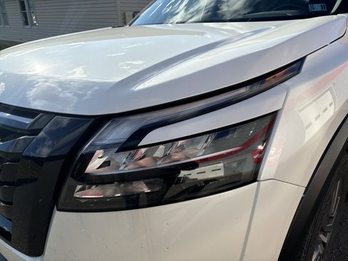 Used 2024 Nissan Pathfinder SV w/ Black Appearance Package image 10