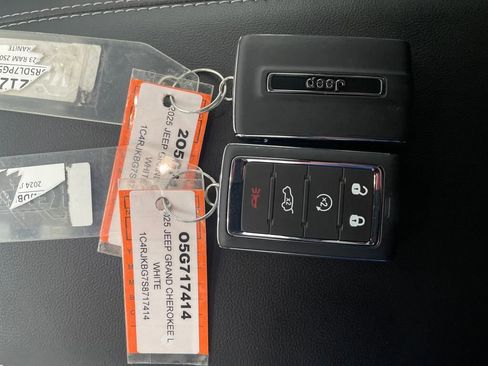 Used 2025 Jeep Grand Cherokee L Limited w/ Black Appearance Package image 16