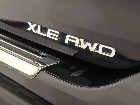 Used 2020 Toyota Highlander XLE AWD/4WD image 32