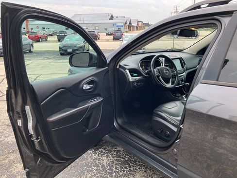 Used 2015 Jeep Cherokee Trailhawk w/ Leather Interior Group AWD/4WD image 9
