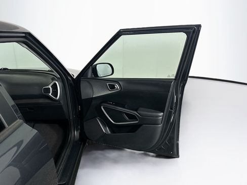 Used 2025 Kia Soul LX w/ LX Technology Package FWD image 31
