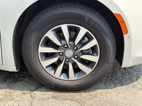 Used 2020 Chrysler Pacifica Limited w/ Advanced Safetytec Group FWD image 13