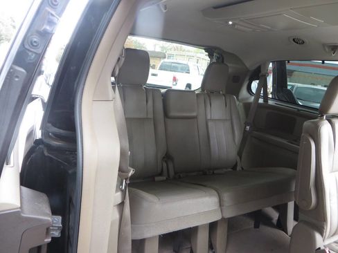 Used 2015 Chrysler Town & Country Touring w/ Driver Convenience Group image 26