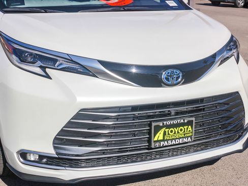 Used 2021 Toyota Sienna Platinum image 5