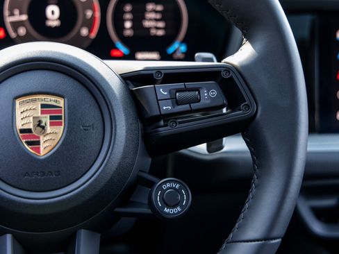 Certified 2025 Porsche Cayenne Coupe image 32