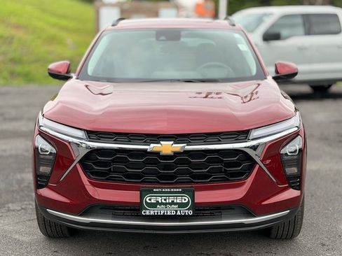 Used 2025 Chevrolet Trax LT FWD image 2
