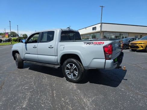 Used 2018 Toyota Tacoma TRD Sport AWD/4WD image 4