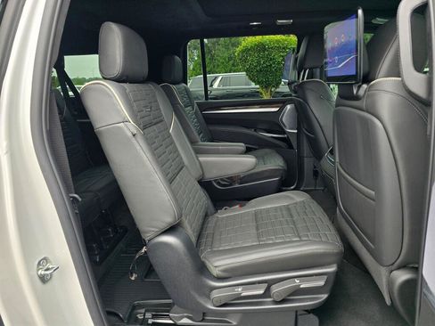 Used 2025 Cadillac Escalade ESV Premium Luxury Platinum AWD/4WD image 29