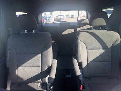 Used 2025 Chevrolet Traverse LT FWD image 23