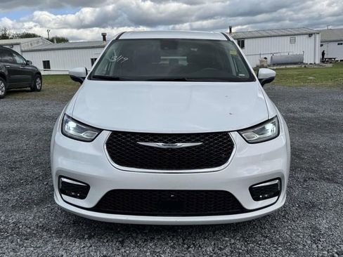 Used 2023 Chrysler Pacifica Touring-L image 3