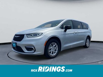 Used 2024 Chrysler Pacifica Touring-L