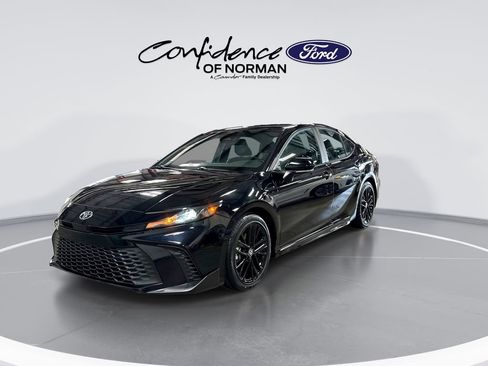Used 2025 Toyota Camry SE FWD image 3