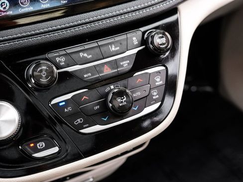 Used 2019 Chrysler Pacifica Limited w/ Advanced Safetytec Group image 25