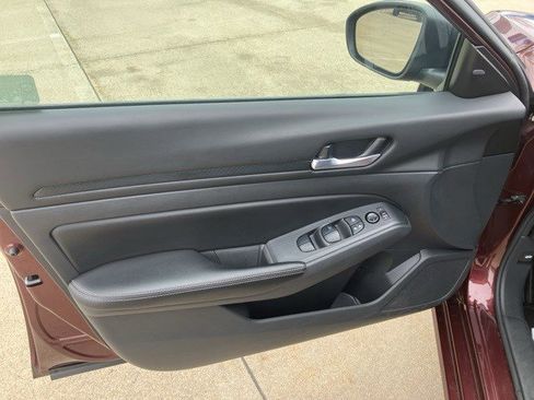 Used 2024 Nissan Altima 2.5 SV image 10