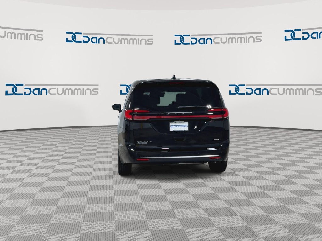 New 2027 Chrysler Pacifica Select w/ Family Tech Group AWD/4WD image 8
