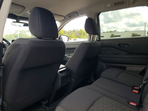 Used 2024 Nissan Pathfinder S image 16