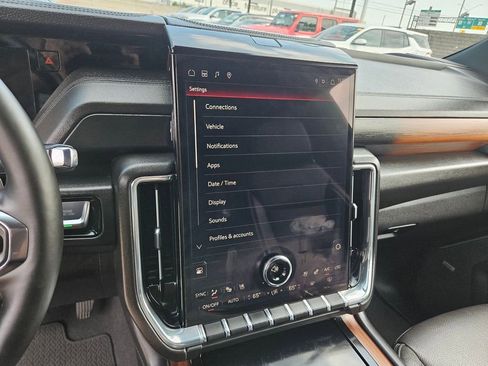 Used 2025 GMC Yukon Denali AWD/4WD image 20