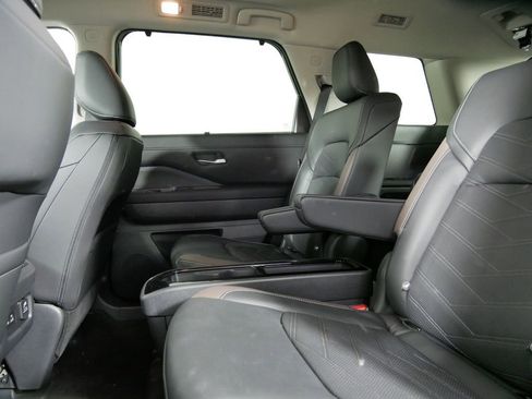 New 2025 Nissan Pathfinder Platinum image 16