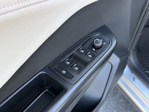 Used 2025 Volkswagen Taos SE image 11