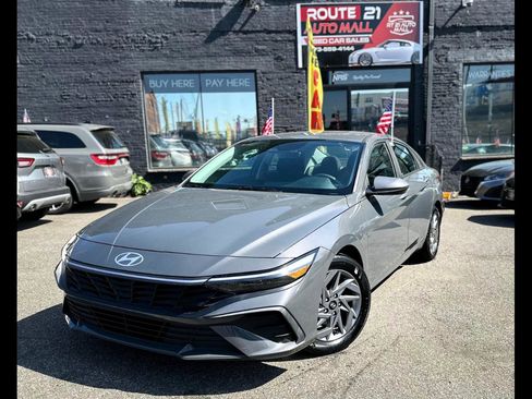 Used 2024 Hyundai Elantra SEL image 1