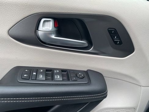 Used 2024 Chrysler Pacifica Touring-L image 19