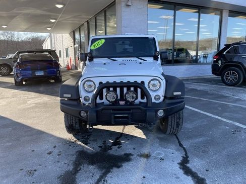 Used 2017 Jeep Wrangler Unlimited Rubicon w/ Connectivity Group image 2