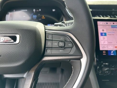 Used 2025 Jeep Grand Cherokee Limited w/ Black Appearance Package image 4