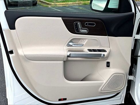 Used 2025 Mercedes-Benz GLB 250 image 10