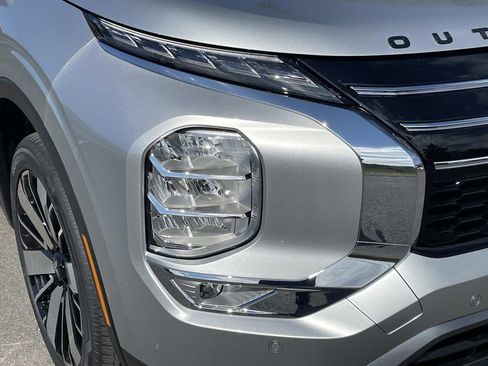 Used 2025 Mitsubishi Outlander SE image 9