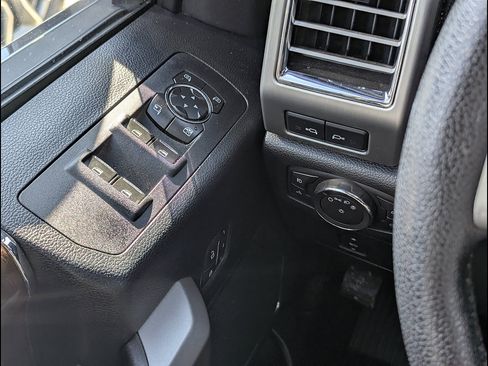 Used 2015 Ford F150 Platinum w/ Equipment Group 701A Luxury AWD/4WD image 30