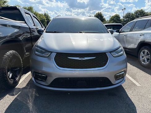 Used 2021 Chrysler Pacifica Touring-L w/ Uconnect Theater Family Group FWD image 3