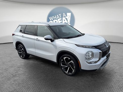 Used 2022 Mitsubishi Outlander SE image 1