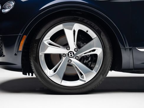 Used 2024 Bentley Bentayga AWD/4WD image 19