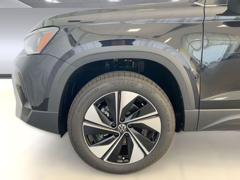 New 2026 Volkswagen Taos SE image 12