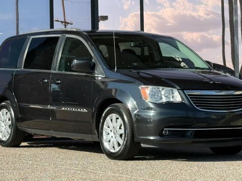 Used 2016 Chrysler Town & Country Touring FWD image 17
