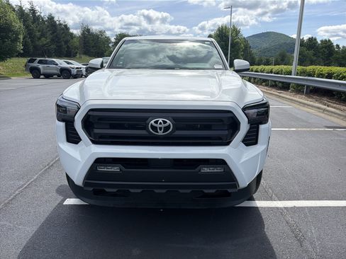 Certified 2025 Toyota Tacoma SR5 AWD/4WD image 2